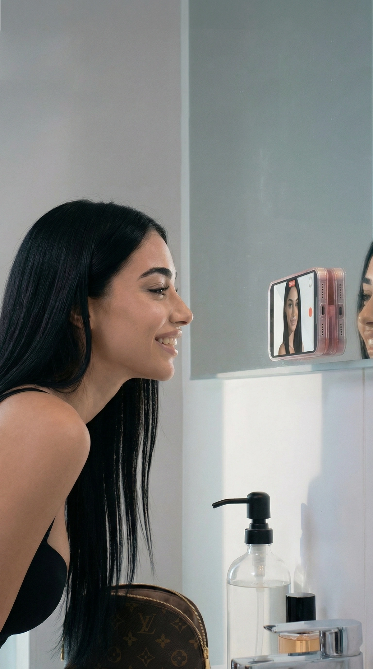 JHADE PopCase Maxi attached hands-free to a mirror for filming